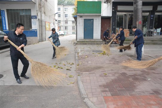 濮陽(yáng)市自來(lái)水公司開(kāi)展“城市清潔日”活動(dòng)1
